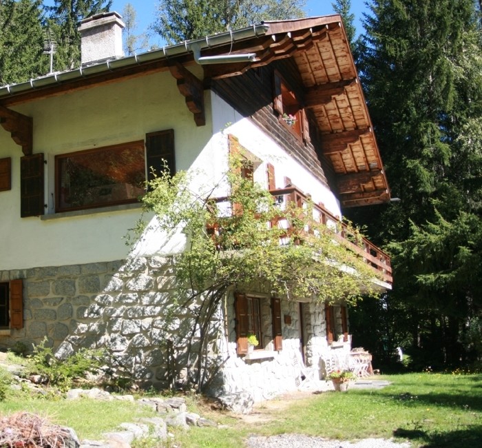 Photo of the Génépi chalet in Chamonix, in summer under the sun
