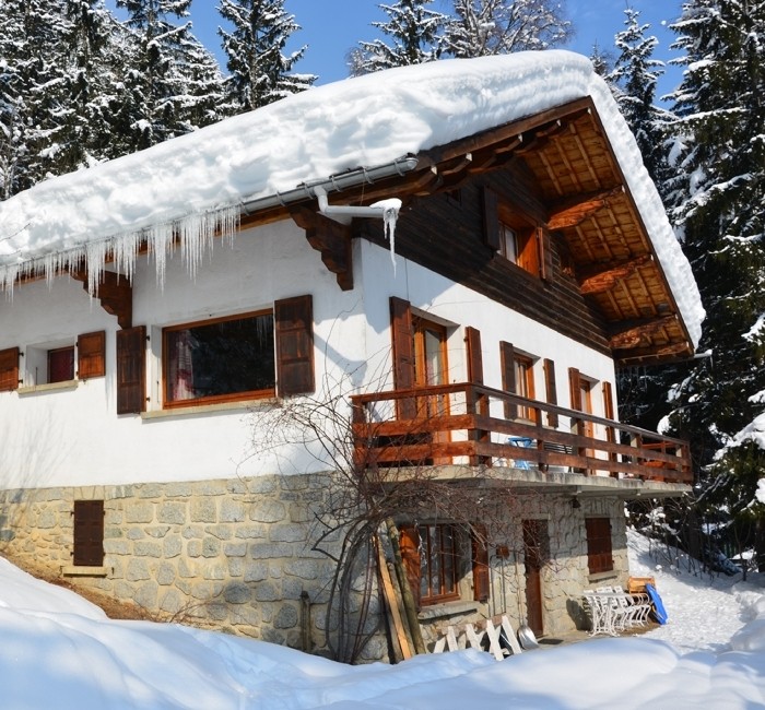 Photo of the Génépi chalet in Chamonix, under the snow in winter