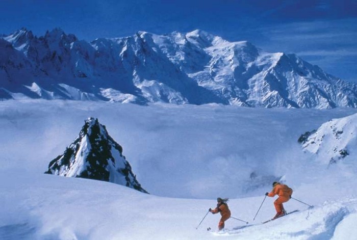 Two skiers facing Mont-Blanc